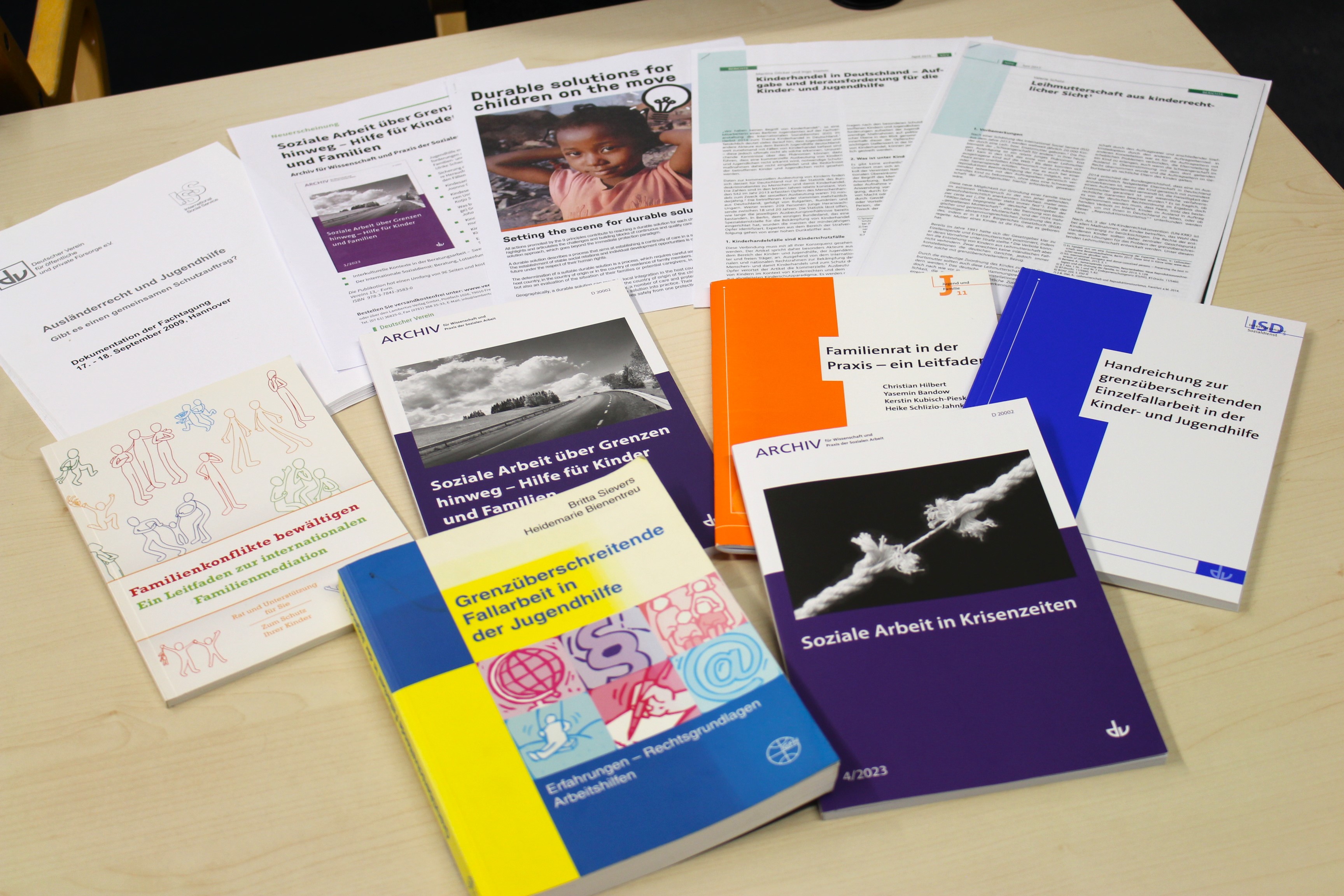 Das Bild zeigt eine Auswahl von Veröffentlichungen des ISD, die auf einem Tisch ausgebreitet sind – 